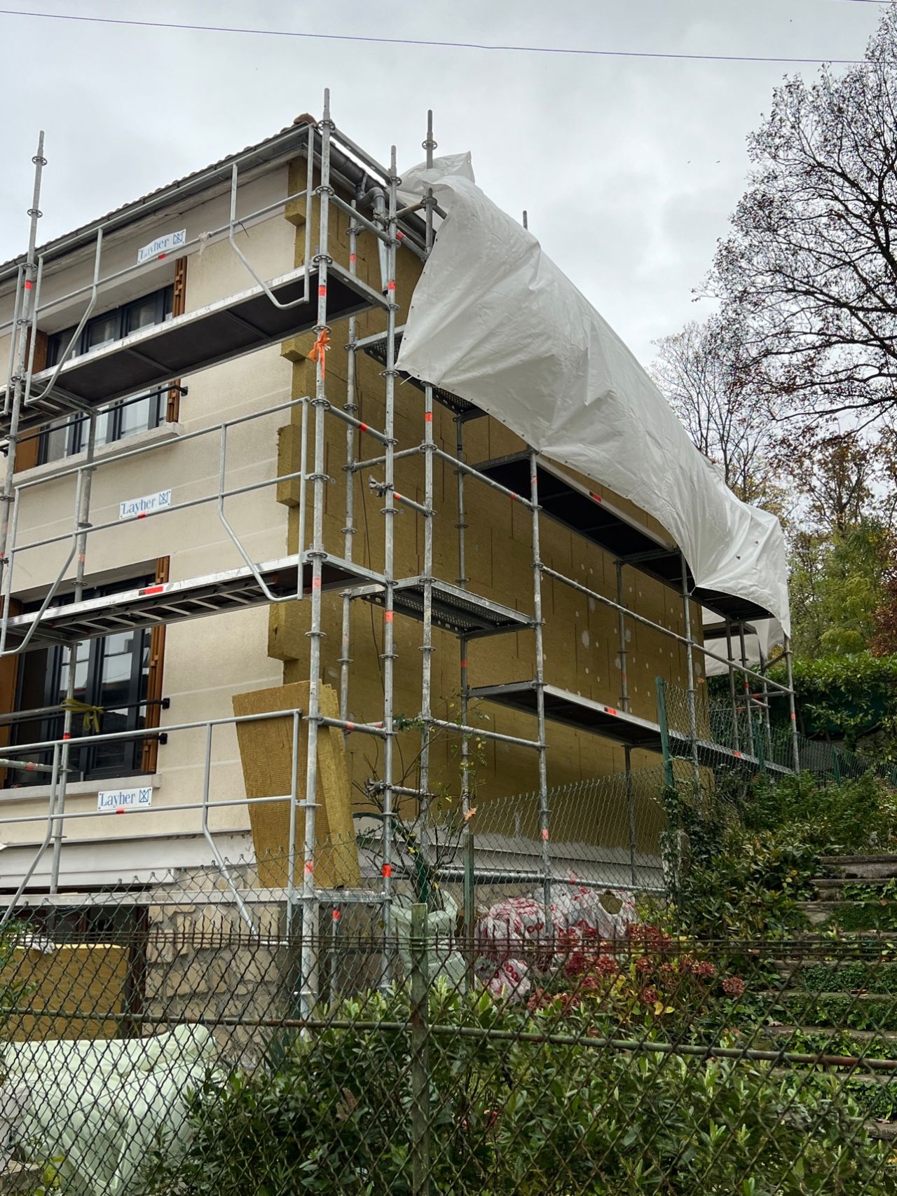 Fa&ccedil;ade de maison en r&eacute;novation avec pose de laine de roche pour isolation ext&eacute;rieure et &eacute;chafaudage m&eacute;tallique