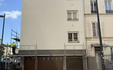 Ravelement et travaux de peinture extérieure de la façade d'un immeuble à Paris 75
